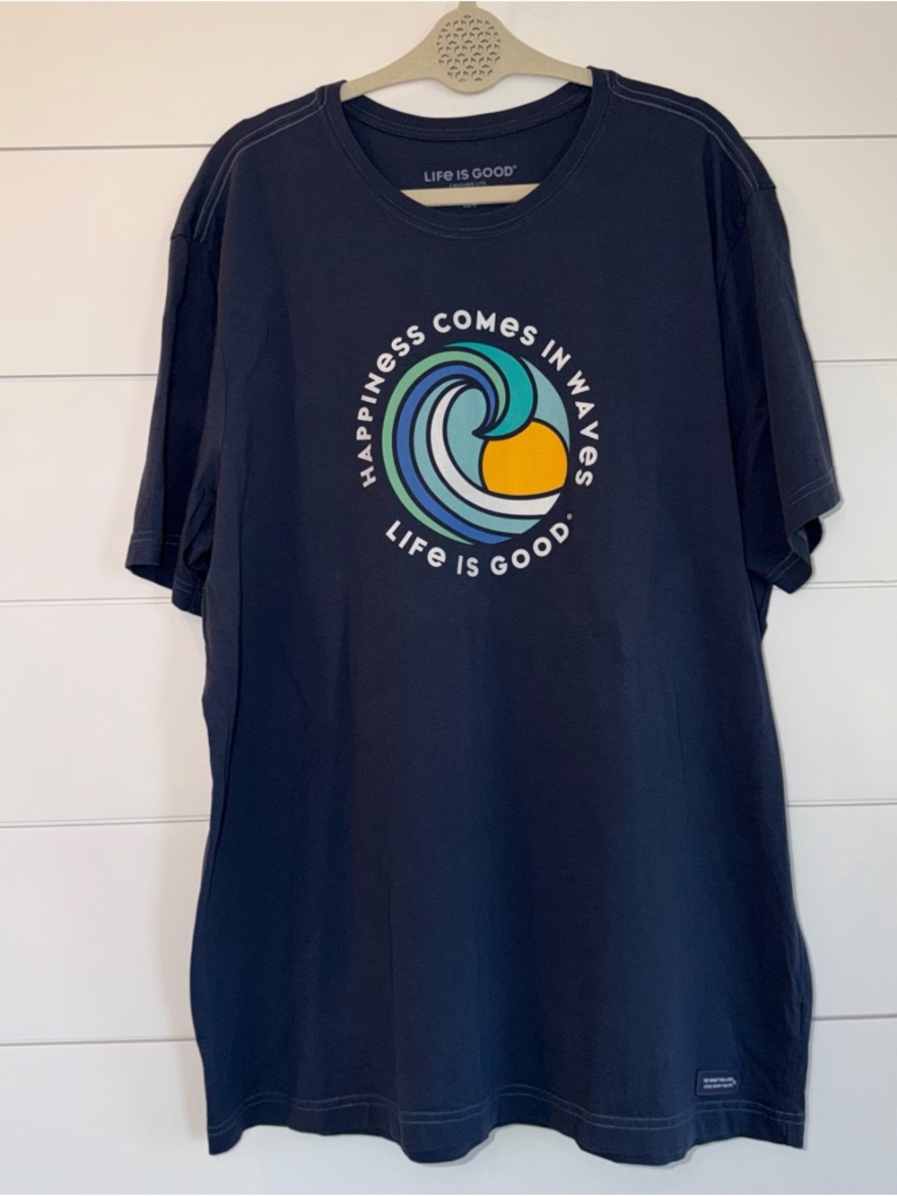 SOLD Life is Good Mens XL Crusher Lite T-Shirt Navy Happiness Comes In Waves